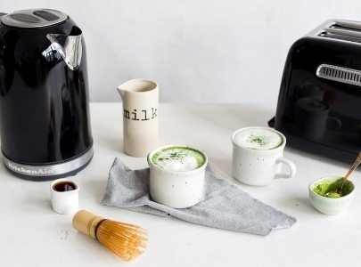 black-kettle-and-toaster-whith-matcha-latte
