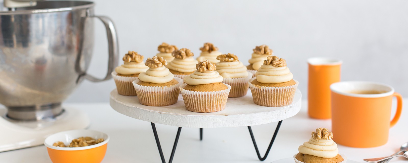 Cupcake Avec Crème Cappuccino Comme Garniture Dans La Boulangerie