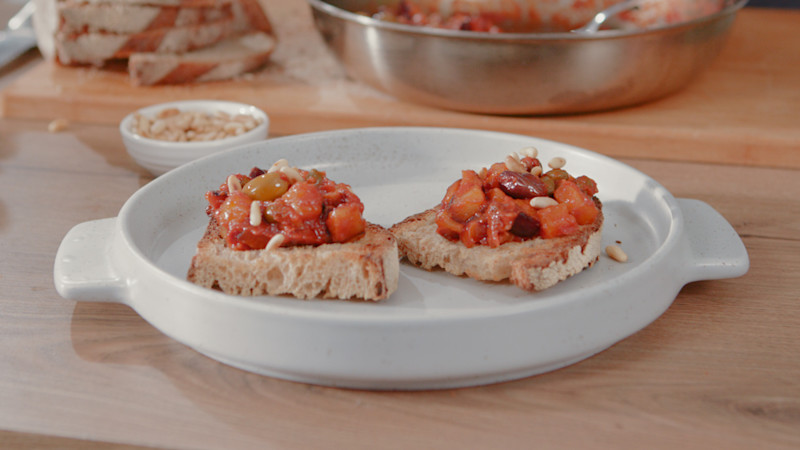 Bruschetta pane rustico con caponatina melanzane alla siciliana