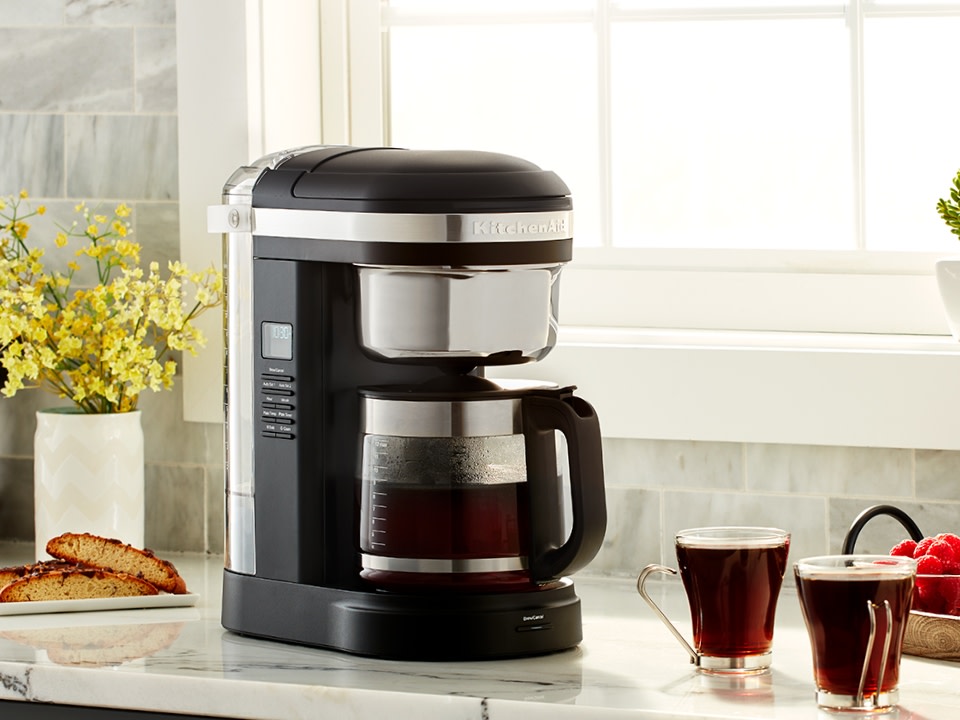 Coffee-machines-drip-coffee-maker-1.7L-onyx-black-coffee-maker-in-the-kitchen