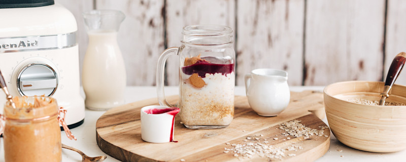 Overnight porridge with blueberry sauce