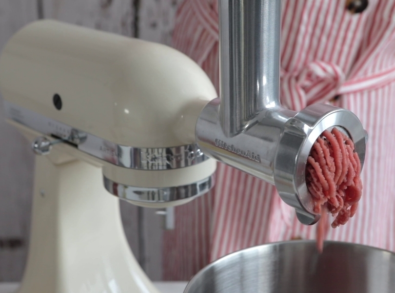 https://images.ctfassets.net/0e6jqcgsrcye/5apIHnj3LgjoXvH0CCoyWc/4d0fe110dae6c4bb977524ec237509a0/Meat-grinder-on-cream-mixer-grinding-meat.jpg