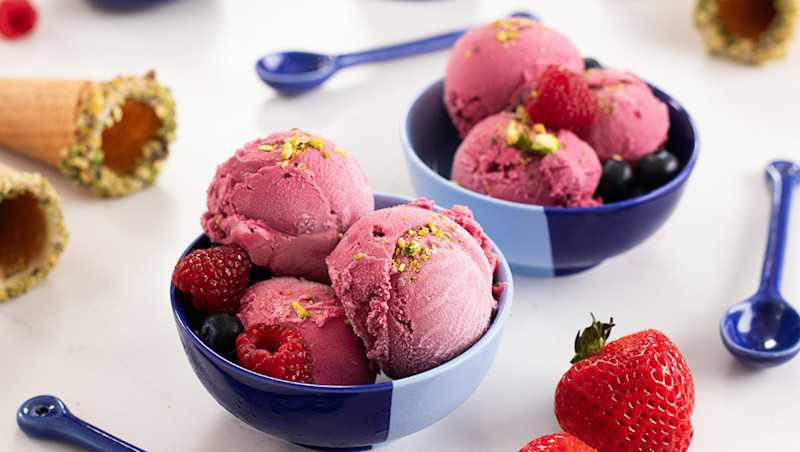 berry-yoghurt-ice-cream