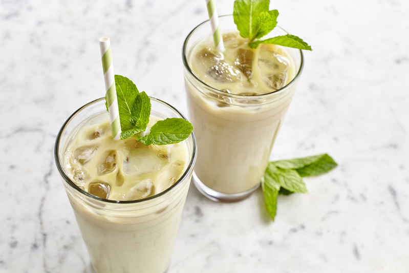 iced-smoothie-with-mint