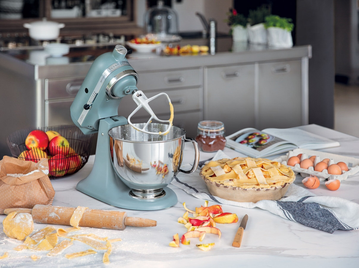 blue-mixer-preparing-apple-pie-using-a-paddle-attachment