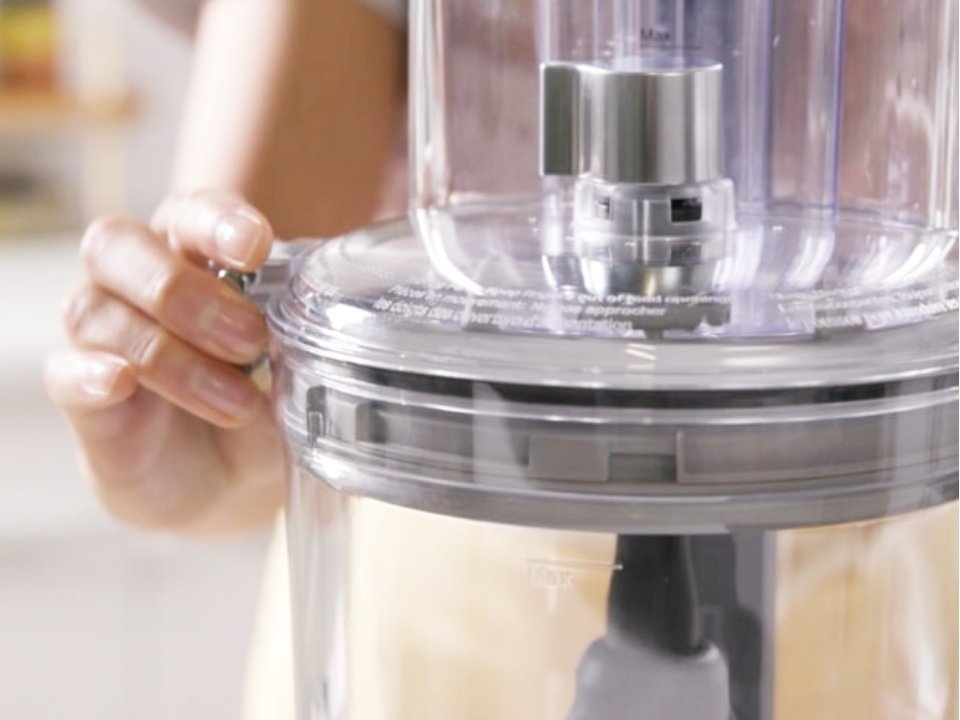 Food-processor-3-1L-snap-and-go-system-close-up