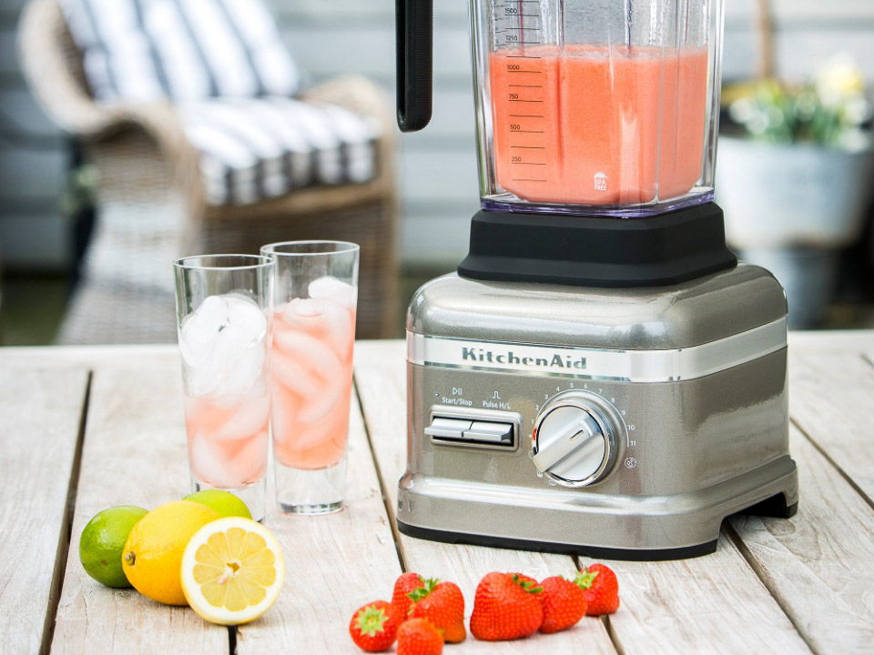 Blender-power-plus-medaillon-silver-with-mixed-ice-strawberry-juice