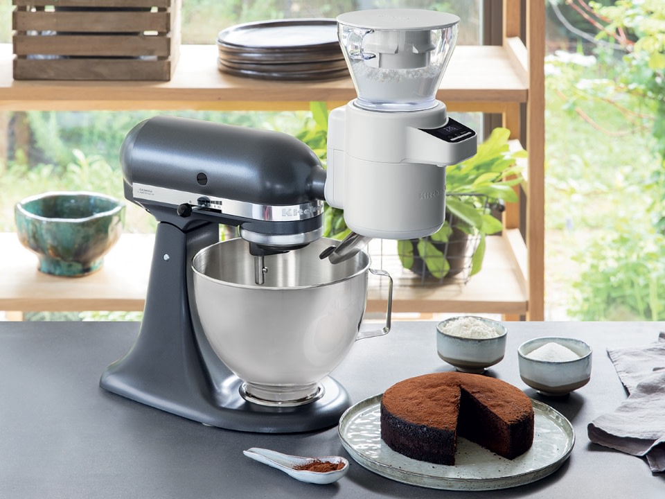 Accessories-stainless-steel-bowl-4.3L-silver-mixer-with-bowl-and-attachment-in-the-kitchen