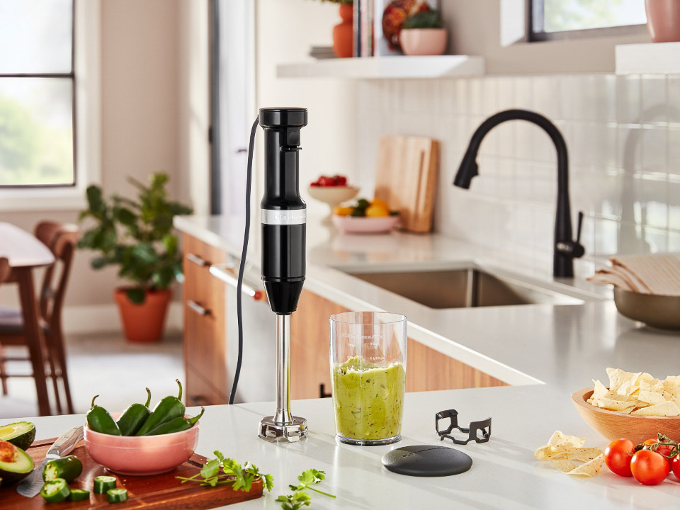 Hand-Blenders-classic-onyx-black-and-jar-filled-with-guacamole