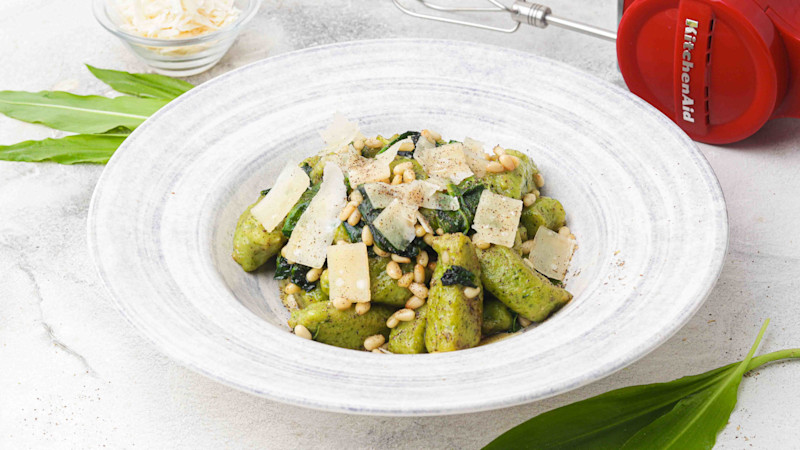 BÄRLAUCH GNOCCHI IN PINIENKERN-SPINAT BUTTER.JPG