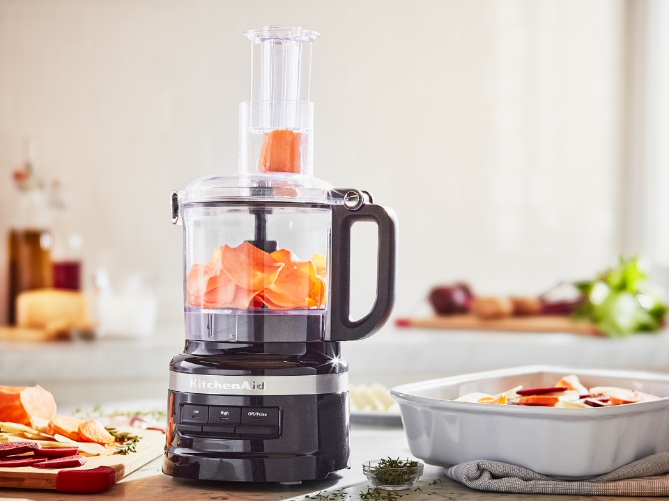 Food-processors-1.7L-onyx-black-slicing-vegetables-in-food-processor