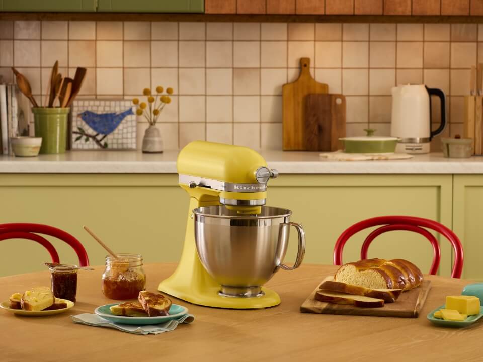 Mixers-tilt-head-4.7L-artisan-butter-kitchenaid-colour-of-the-year-reflects-the-moment