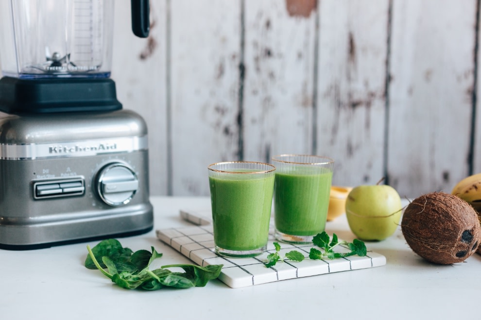 green-smoothie-with-blender