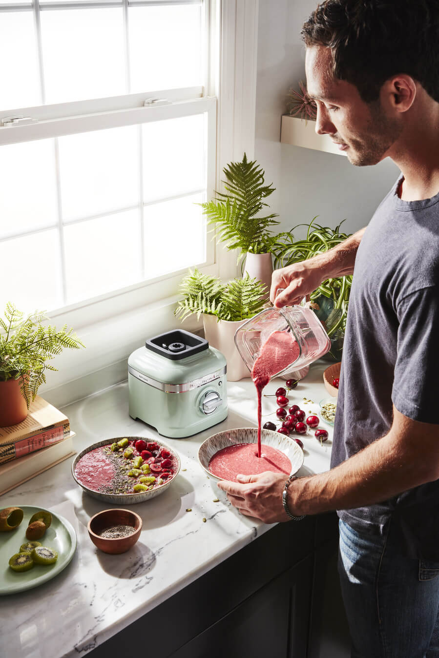 pouring-smoothie-from-the-blender-jar