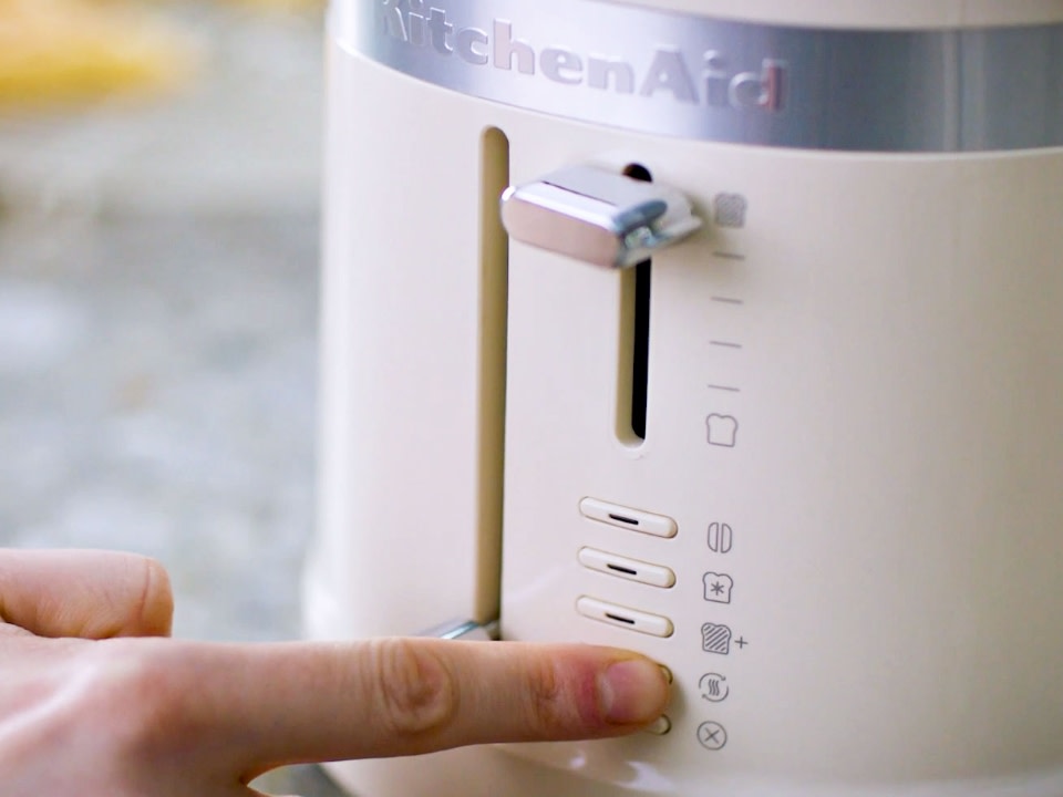 Breakfast-toaster-long-slot-2-slice-almond-cream-controls-close-up