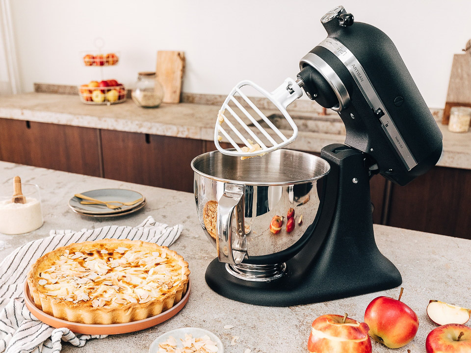 Accessories-pastry-beater-onyx-black-mixer-with-beater-in-the-kitchen