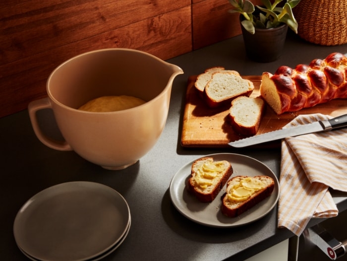 Ceramic-mixing-bowl-with-handle