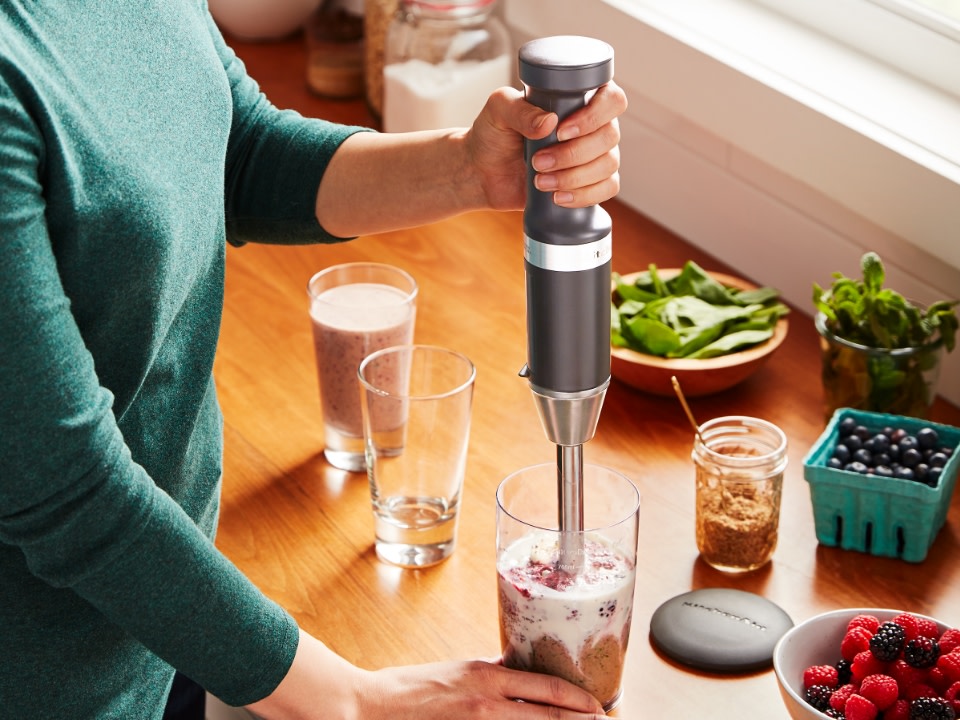 Hand-blender-cordless-83-contour-silver-woman-mixing-smoothie