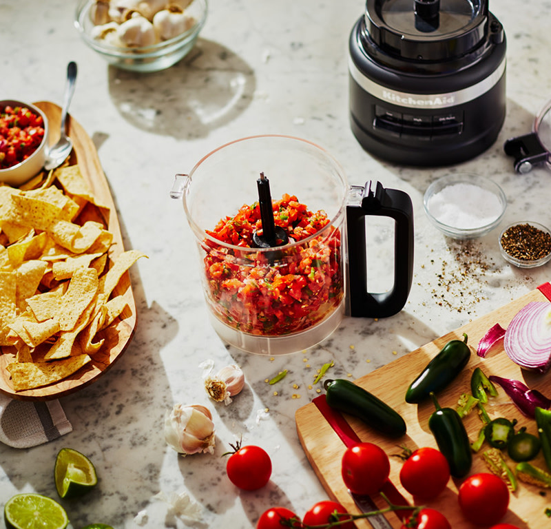 creating-salsa-sauce-in-black-food-processor