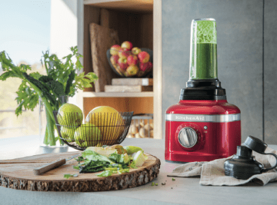 98ddc3200028-red-blender-preparing-green-smoothie