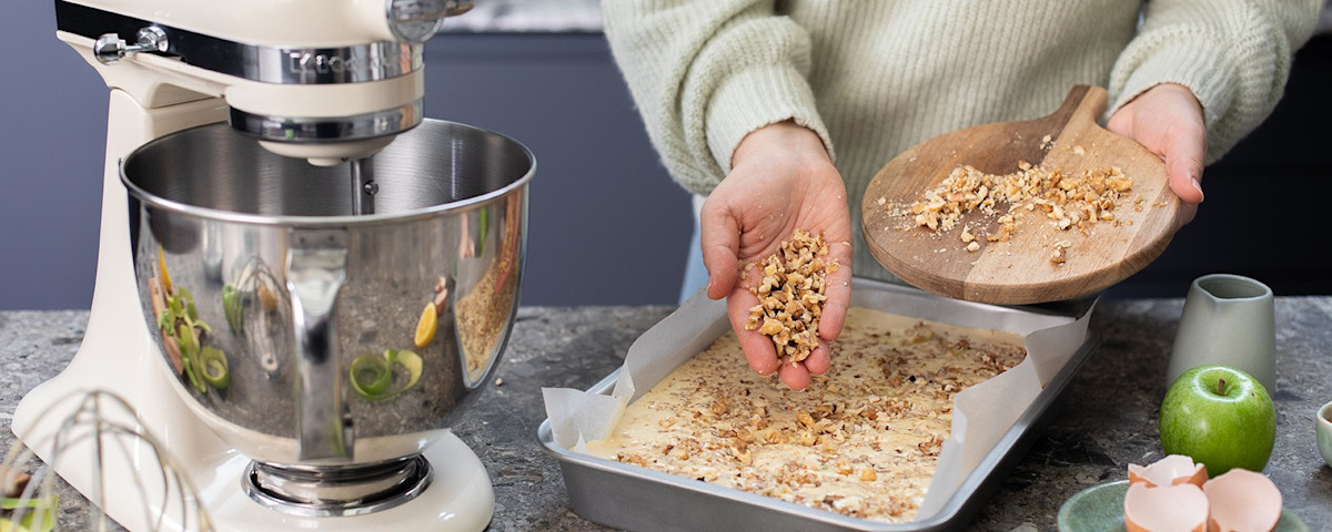 Apple sponge cake (szarlotka) | KitchenAid UK