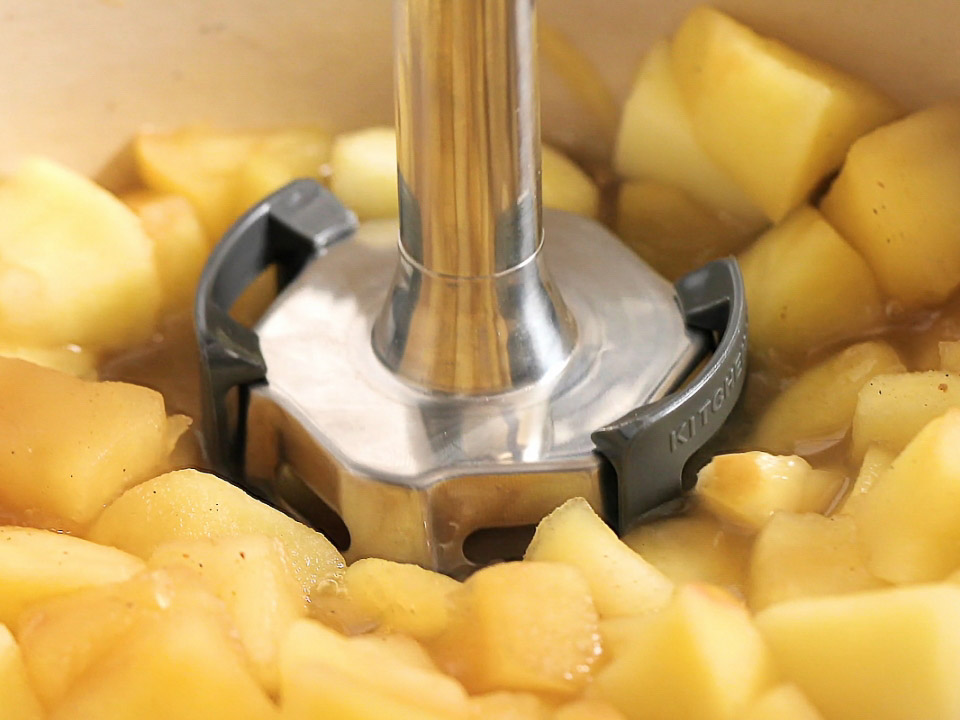 Hand-blenders-with-accessories-5KHBV83-close-up-of-potatos-being-blended-with-pan-guard