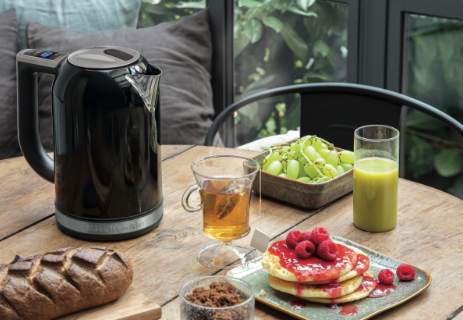 Black-variable-temperature-kettle-1.7l-with-tea-pancakes-and-fruits