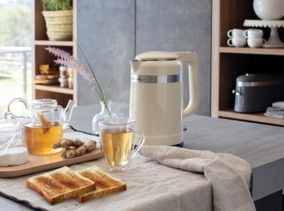 Cream-kettle-1.5l-design-and-a-cup-of-ginger-tea