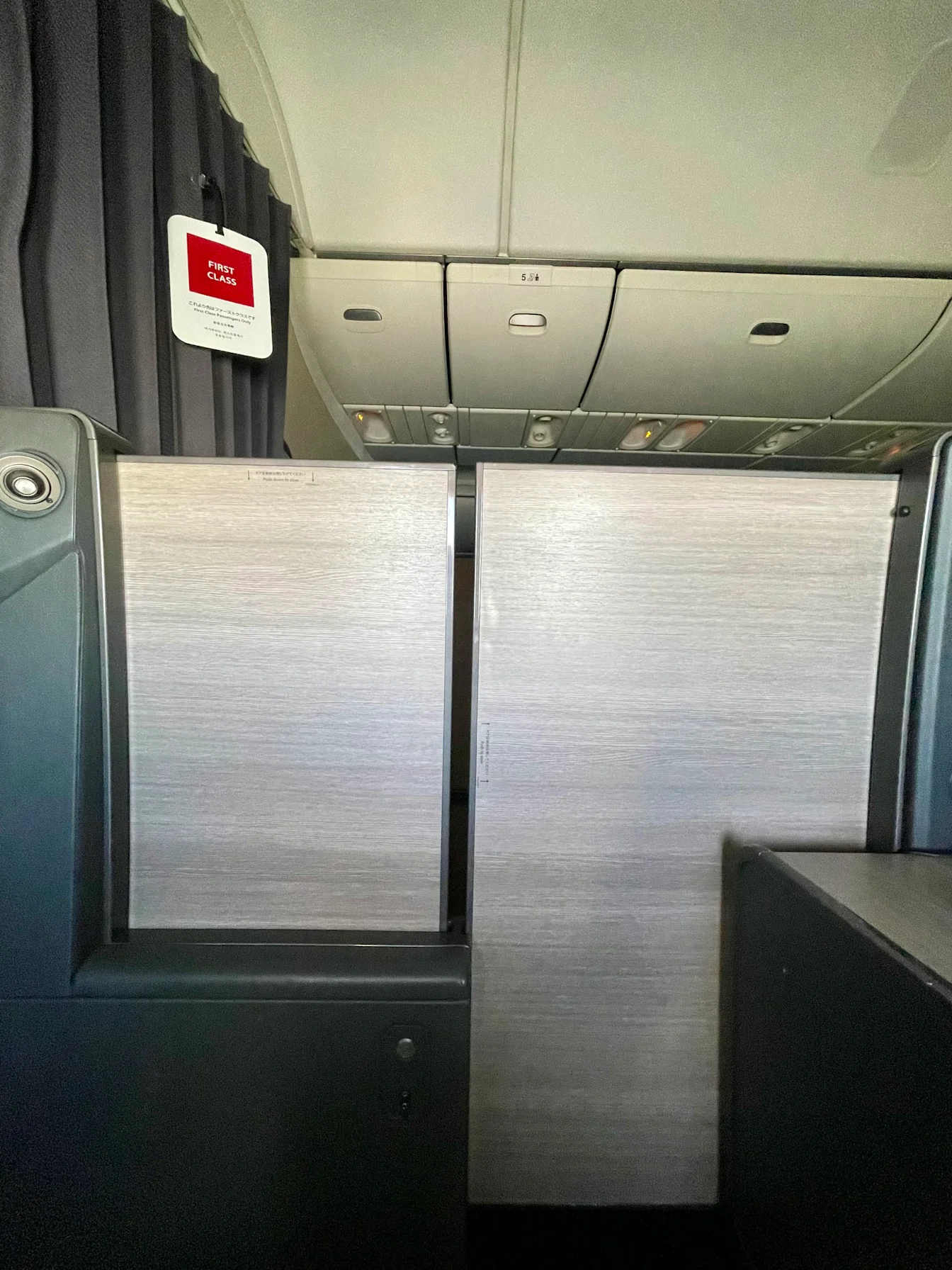 Cửa trượt đóng kín của các ghế ANA The Room