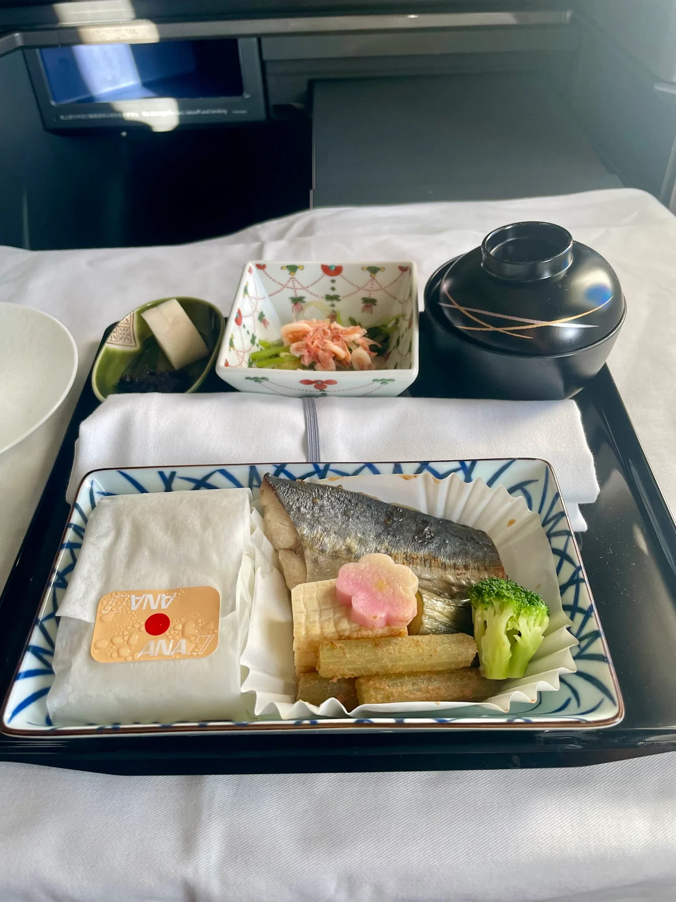 Set ăn kiểu Nhật với cá nướng trước khi hạ cánh xuống New York