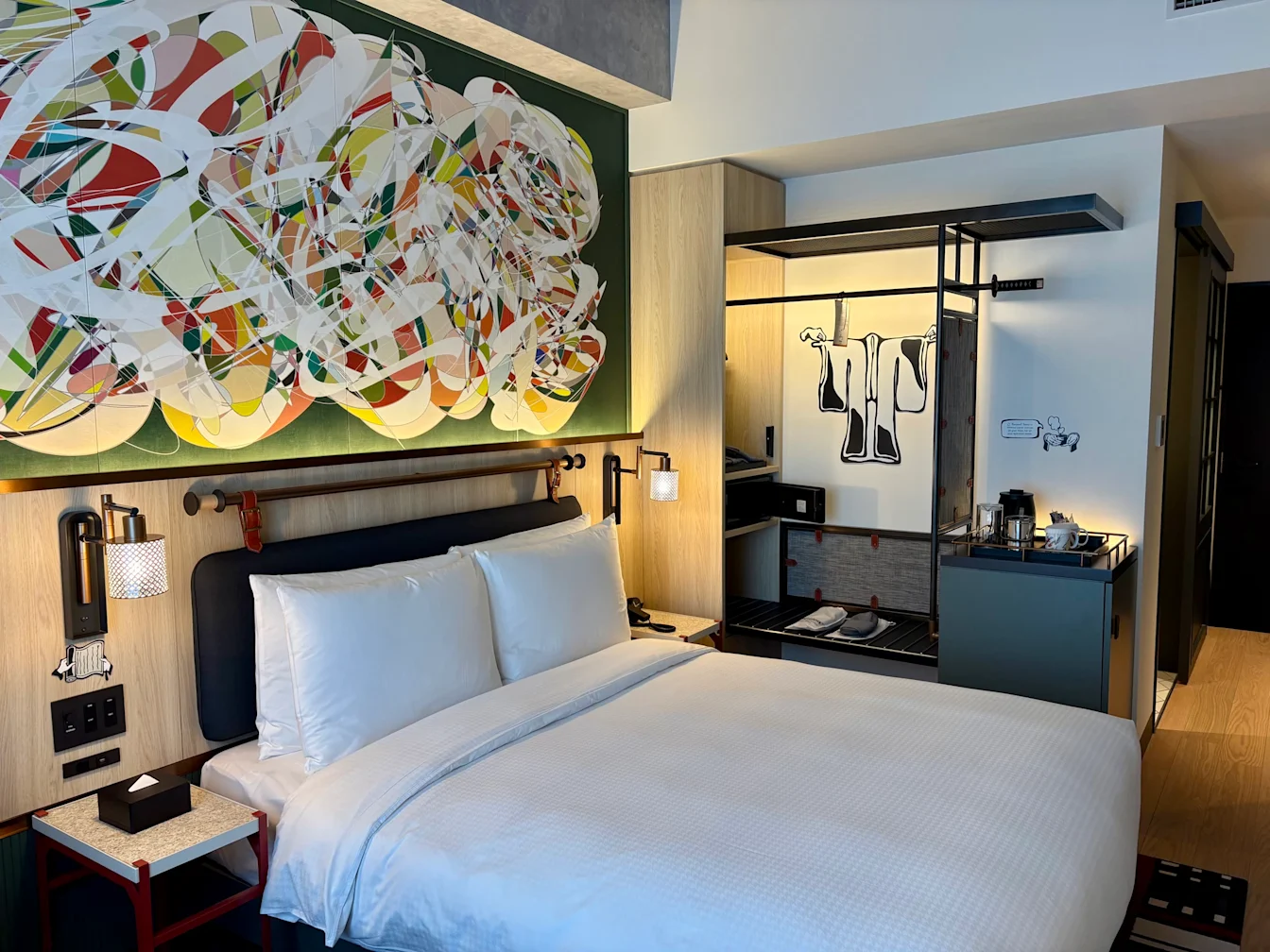 Phòng Standard Queen với bức tranh lớn phía trên đầu giường