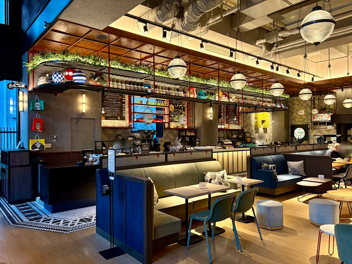 Khu sofa và bàn cà phê trong lobby, phía sau là quầy Talk Shop