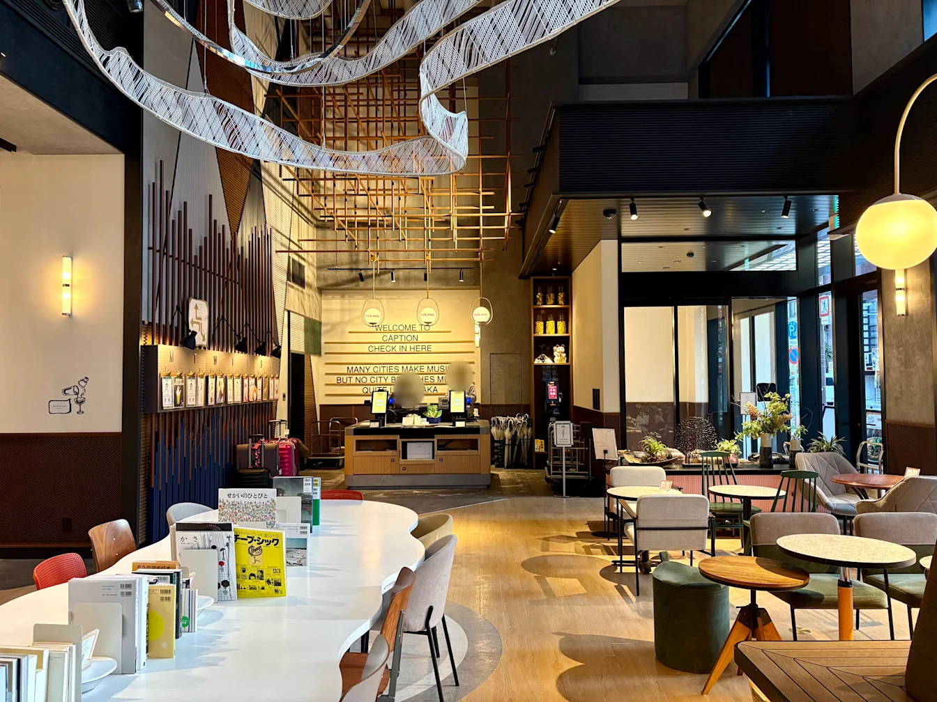 Quầy check-in với dòng chữ Welcome to Caption, Check in here