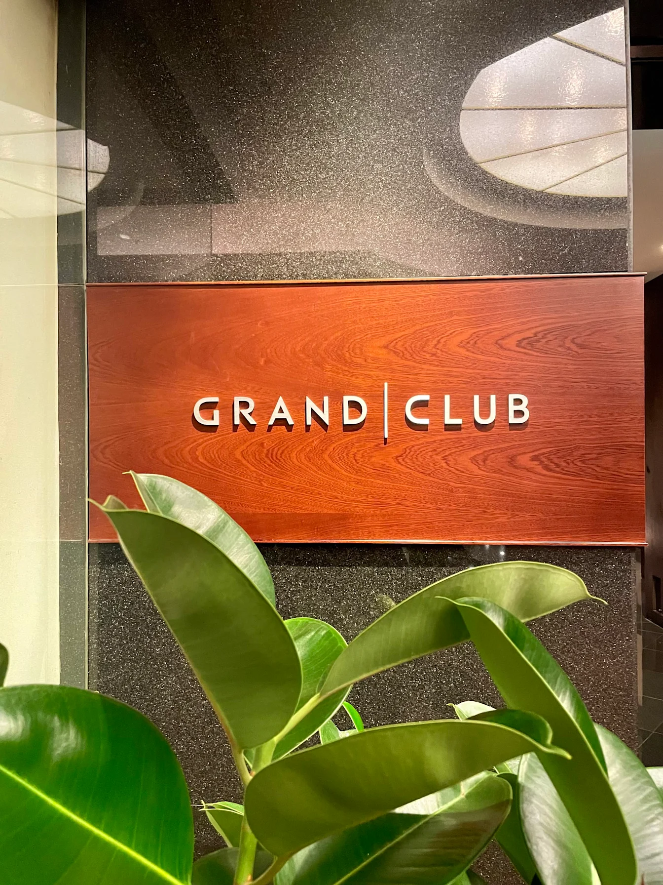 Bảng tên Grand Club bằng gỗ ở lối vào lounge