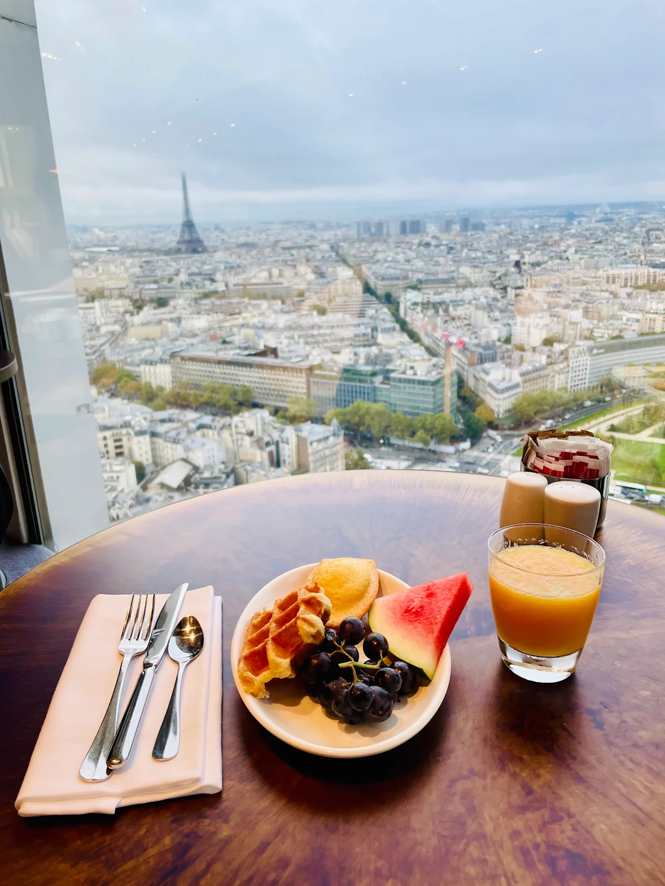 Breakfast ở Regency Club bên cửa kính nhìn ra tháp Eiffel