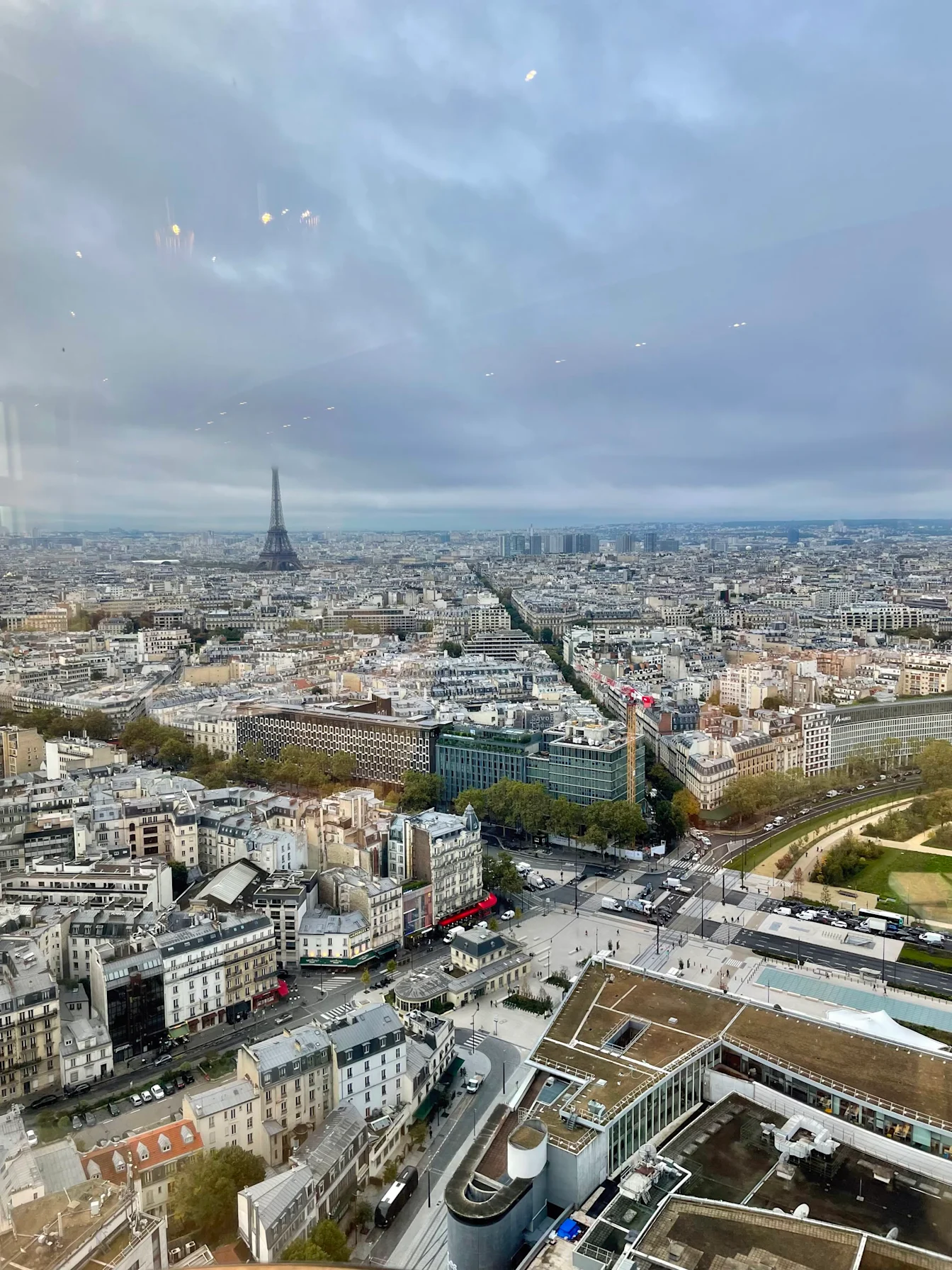 Toàn cảnh Paris và tháp Eiffel nhìn từ Regency Club trên tầng 34