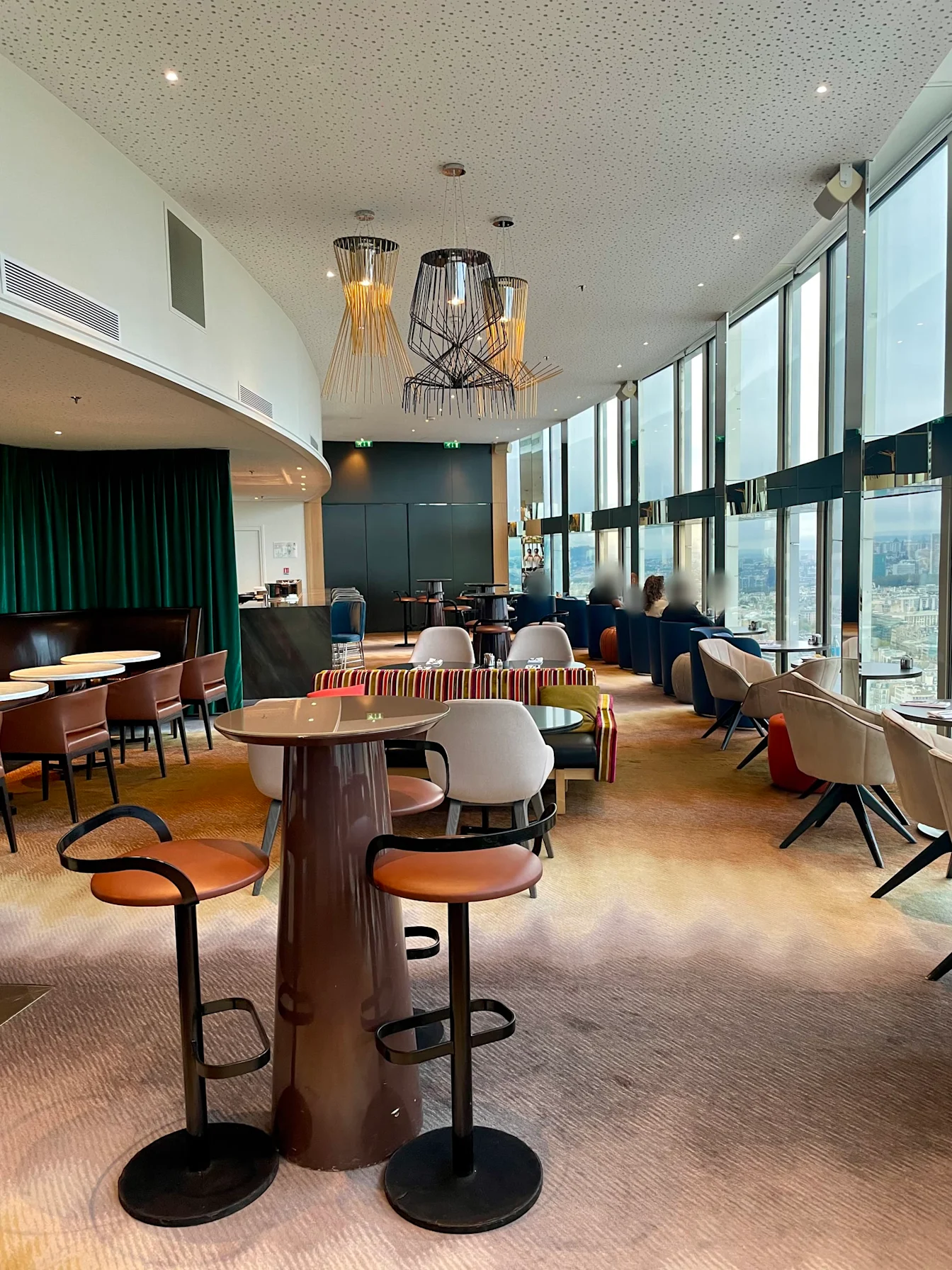 Regency Club với dãy cửa kính lớn nhìn ra Paris