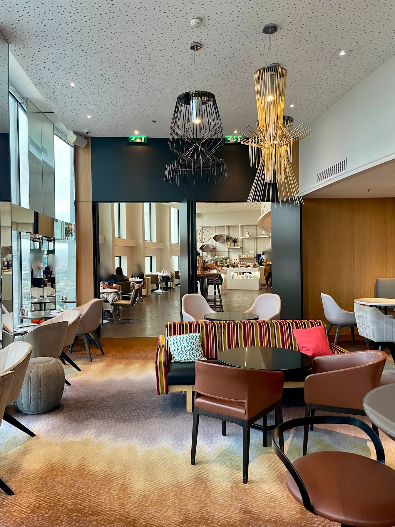 Khu ghế ngồi của Regency Club, phía sau là quầy breakfast