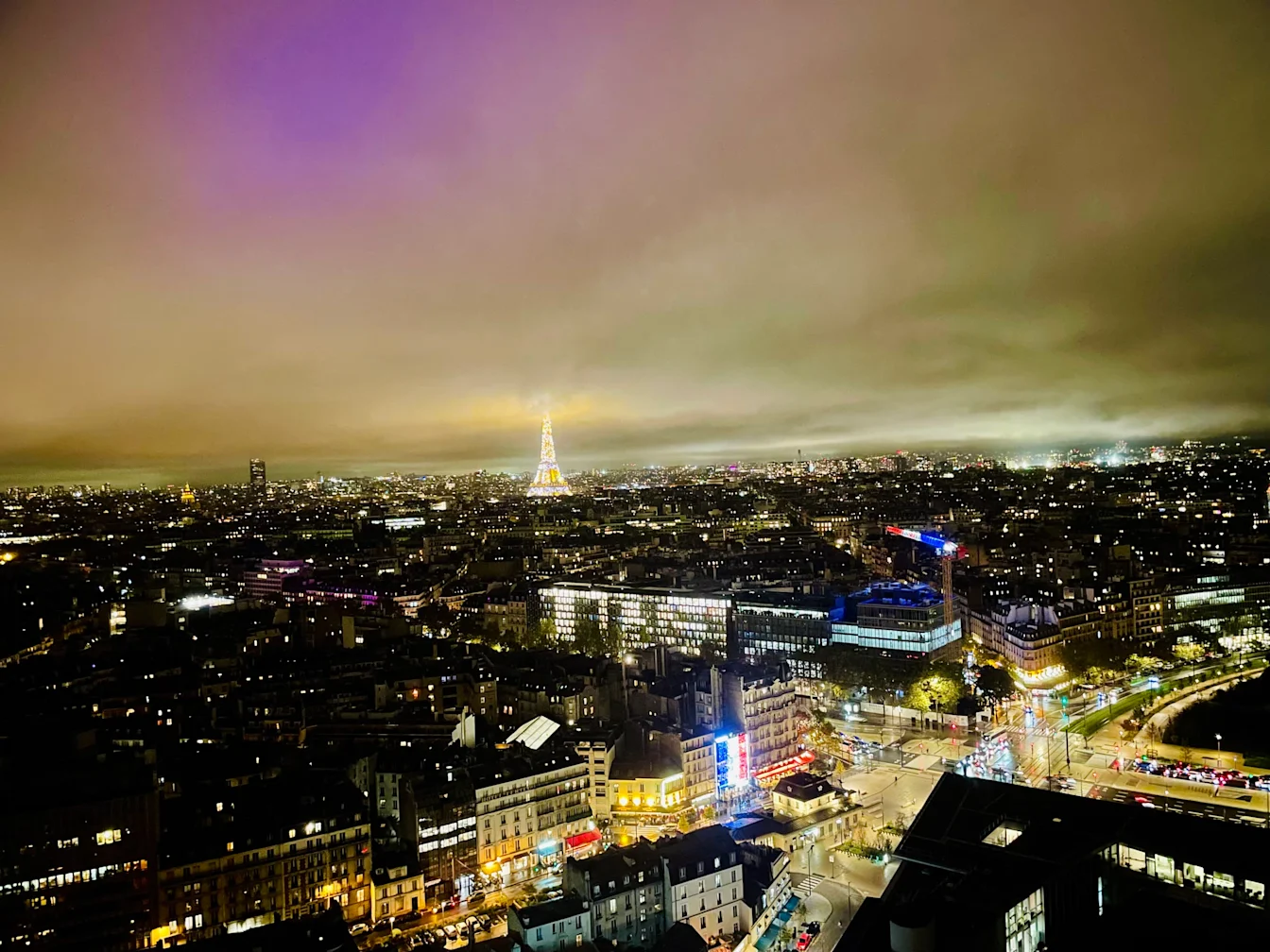 Tháp Eiffel lên đèn giữa Paris về đêm