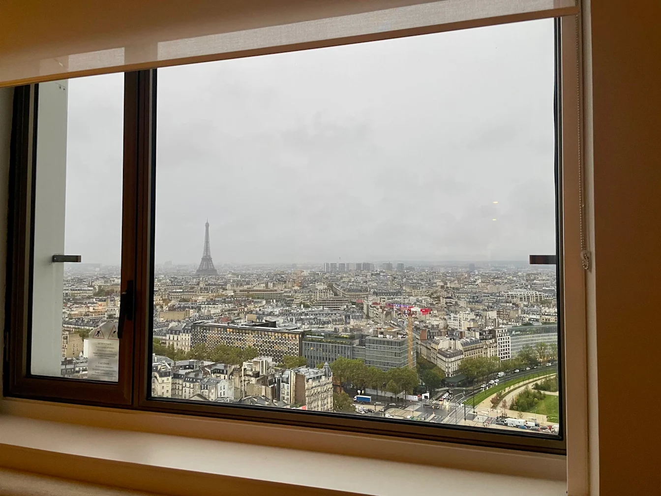 Tháp Eiffel nhìn qua cửa sổ phòng King Deluxe ở tầng 24
