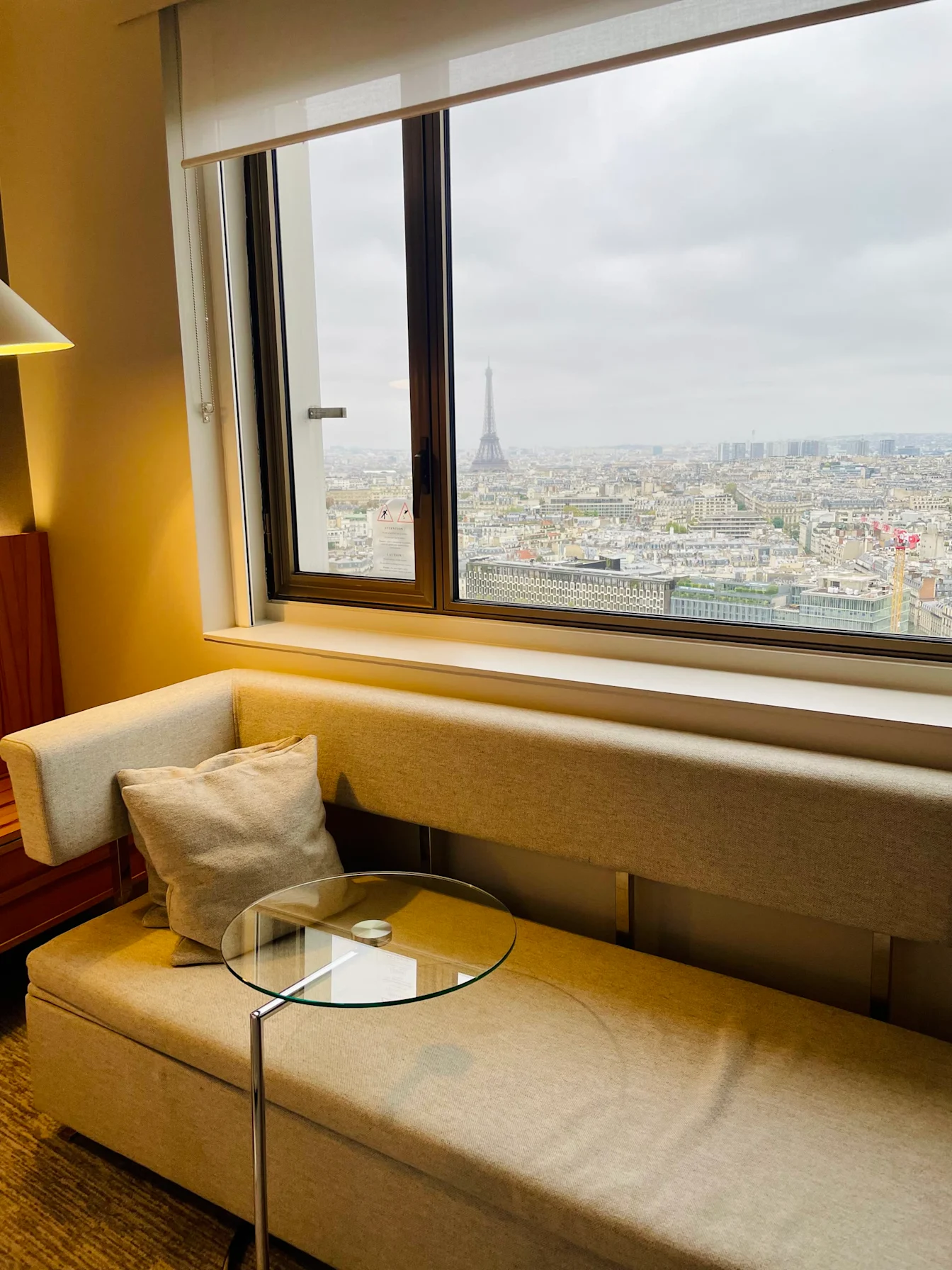 Sofa cạnh cửa sổ nhìn thẳng ra tháp Eiffel