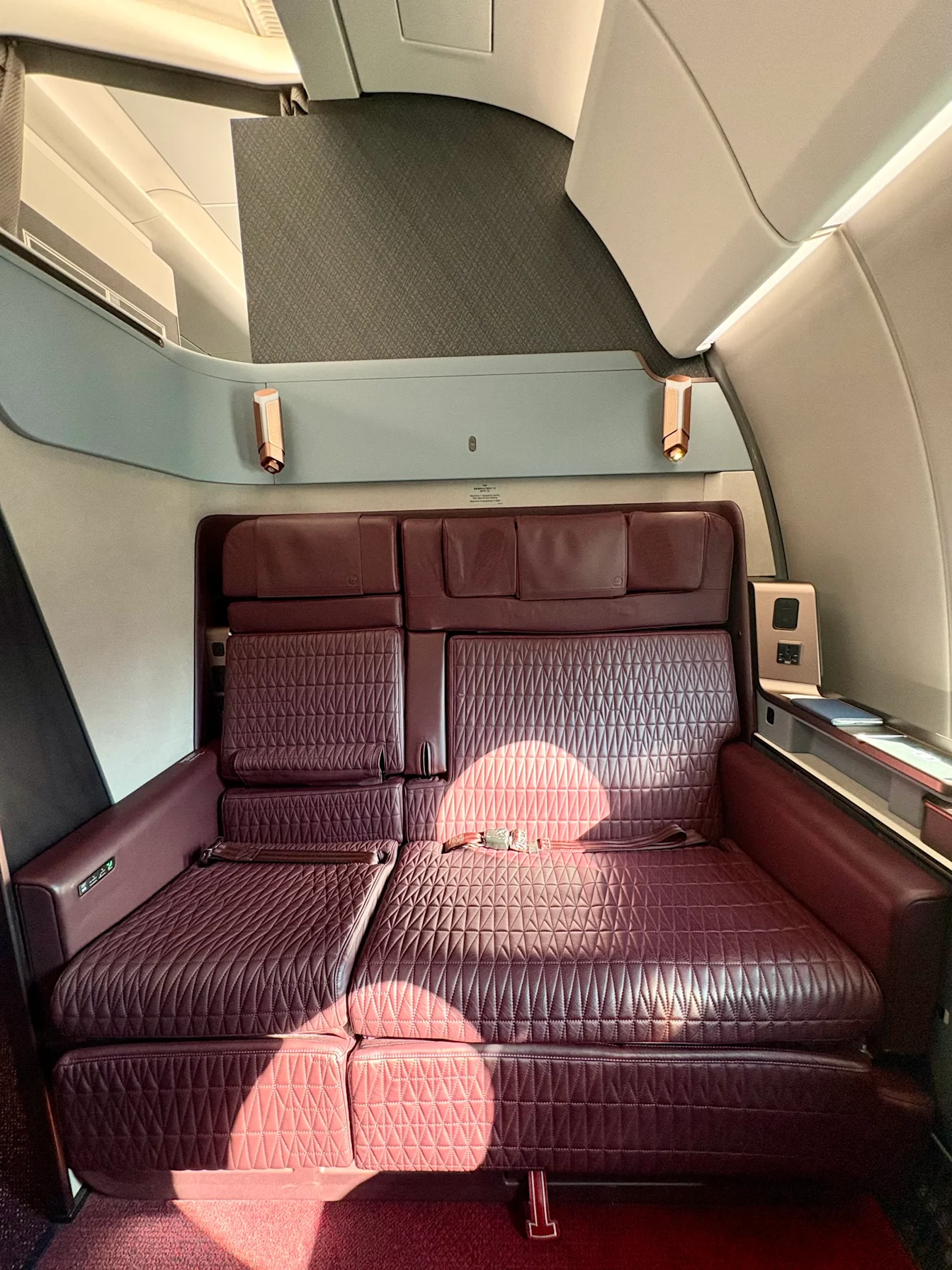 Ghế First Class của JAL A350-1000 rộng như một chiếc sofa