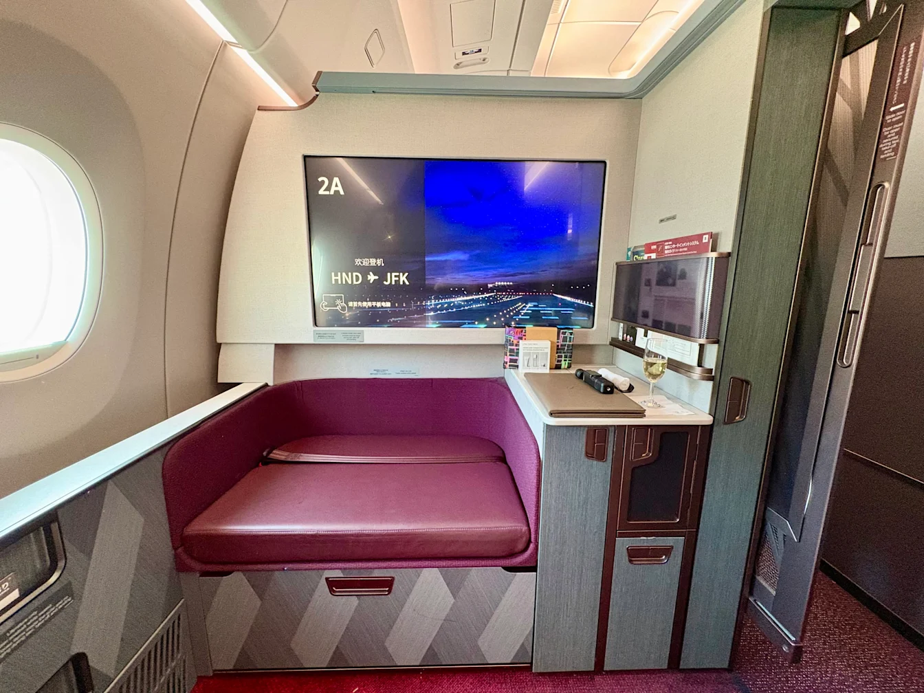 Màn hình giải trí 43 inch 4K trong First Class suite của JAL A350-1000