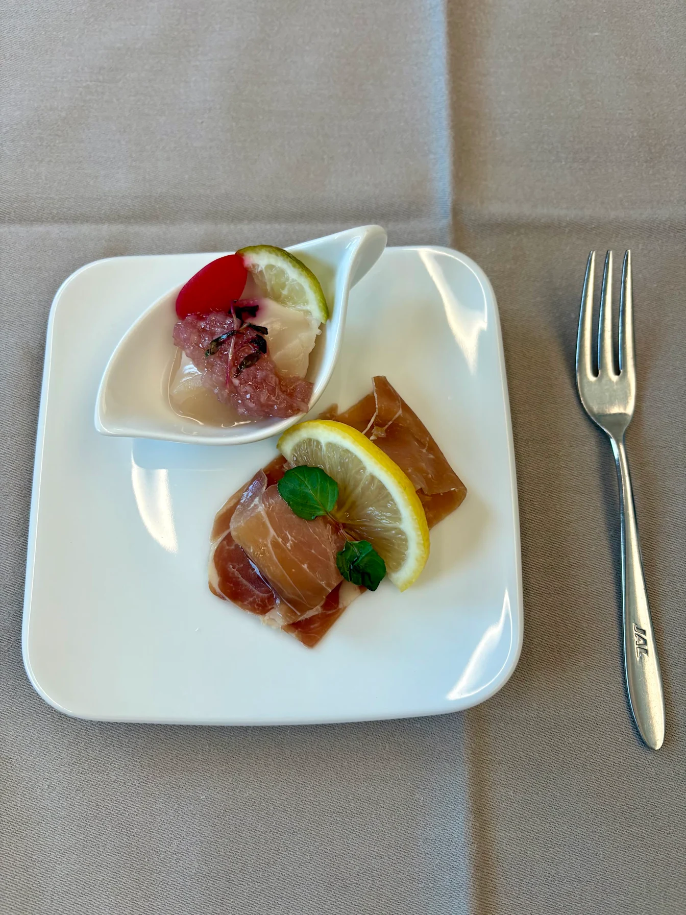Amuse-bouche mở đầu bữa ăn trên JAL First Class