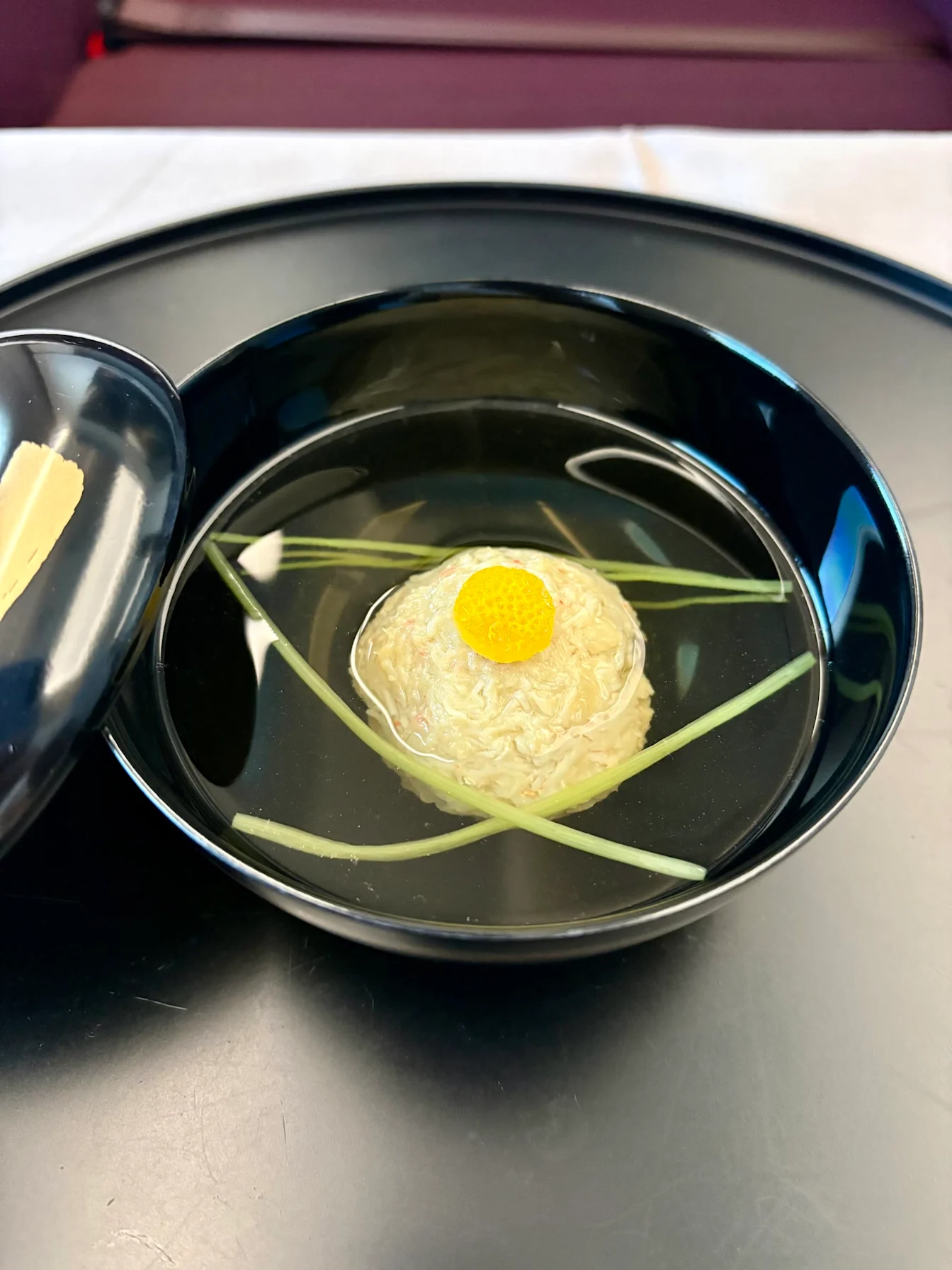 Súp dashi trong với viên cua tuyết