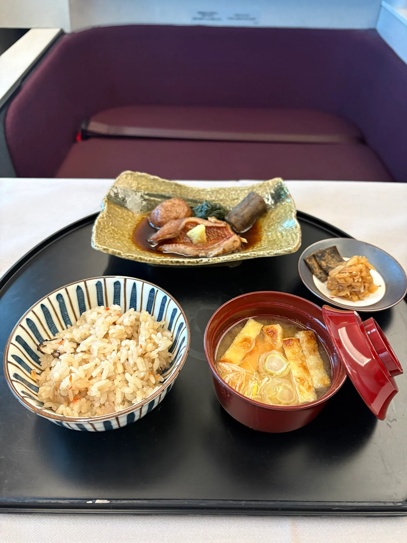 Món chính Washoku: cá kho, cơm, súp miso và đồ chua