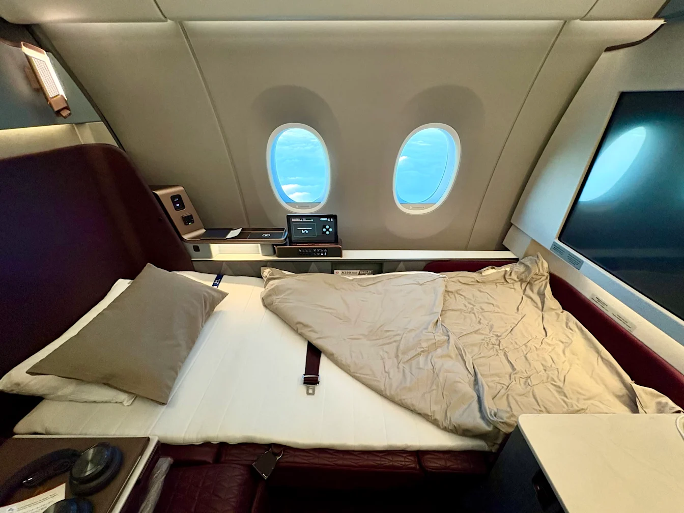 Ghế First Class chuyển thành giường nằm phẳng với nệm, gối và chăn của JAL