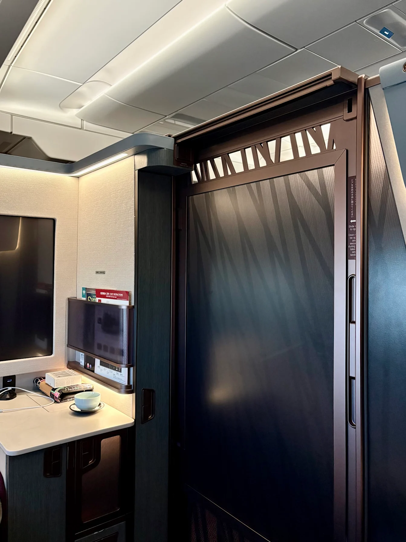 Vách ngăn cao và cửa trượt của First Class suite trên JAL A350-1000