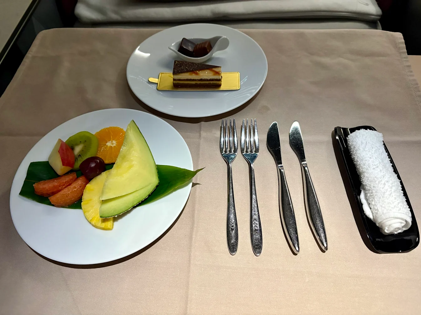 Trái cây và bánh ngọt giữa chuyến bay
