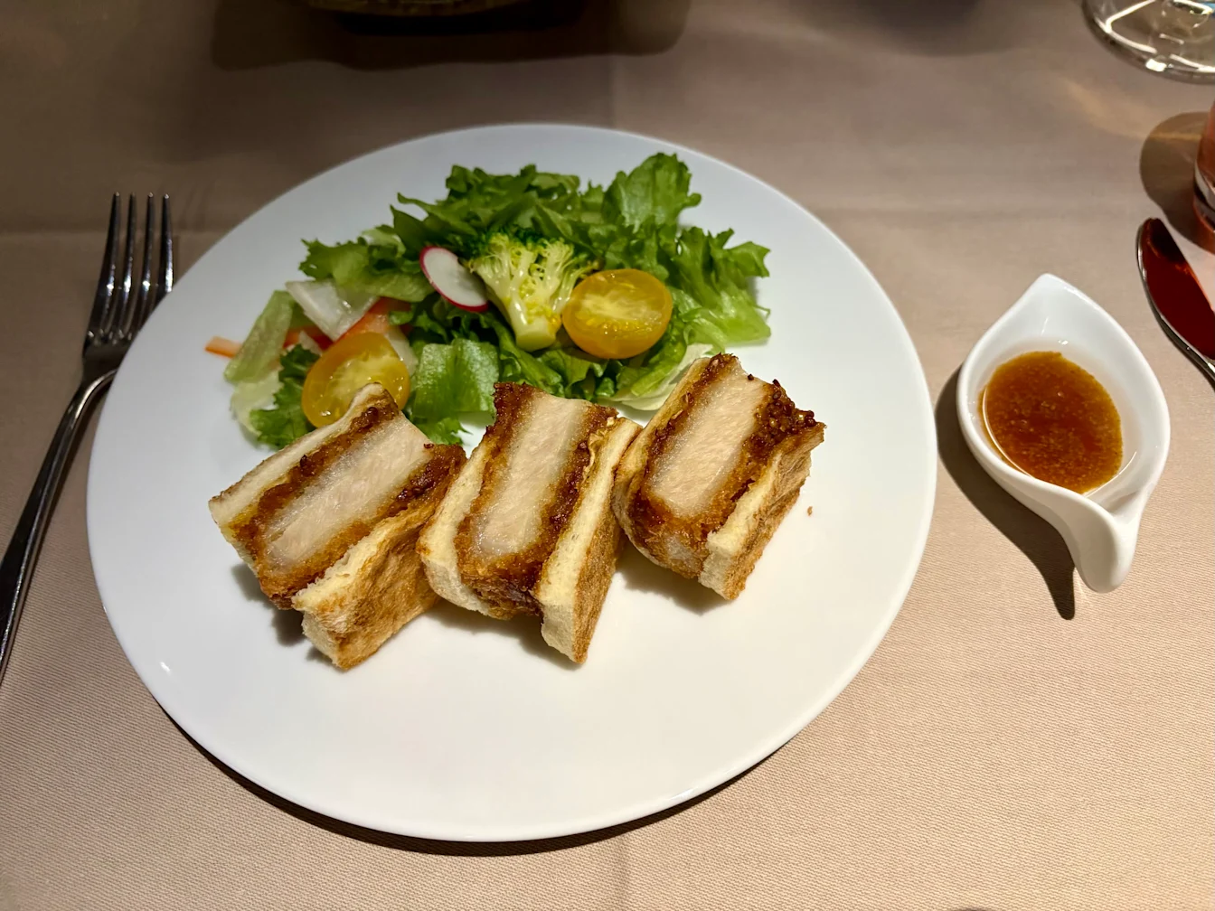 Katsu sando ăn kèm salad trên JAL First Class